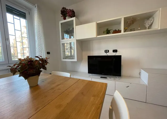 Spacious And Bright Apartment *