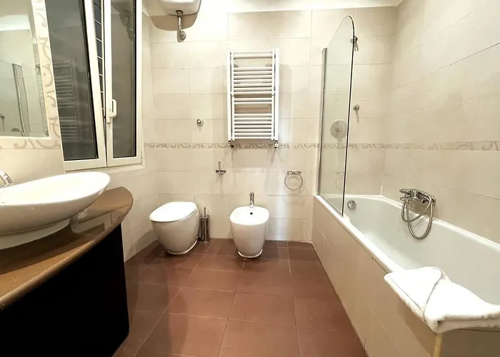 Spacious And Bright Apartment *