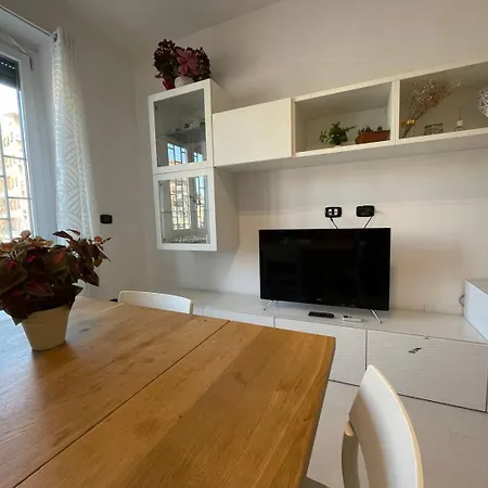 Spacious And Bright Apartment *