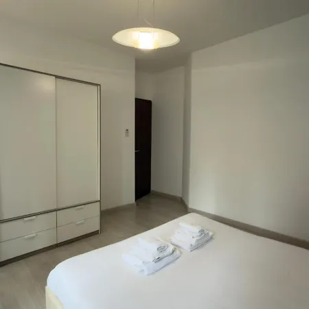 Spacious And Bright Rom